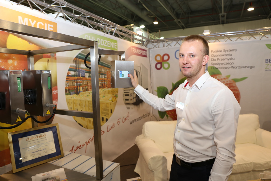 Krzysztofa Kiblera z firmy Ozon Food (będącej polskim producentem systemów ozonowania dla przemysłu owocowo-warzywnego)