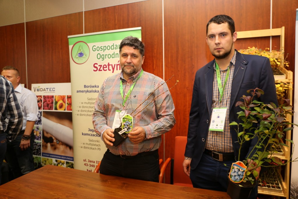 Grzegorz (po lewej) i Michał Szetyńscy, którzy specjalizują się m.in. w produkcji sadzonek jagody kamczackiej i borówki wysokiej