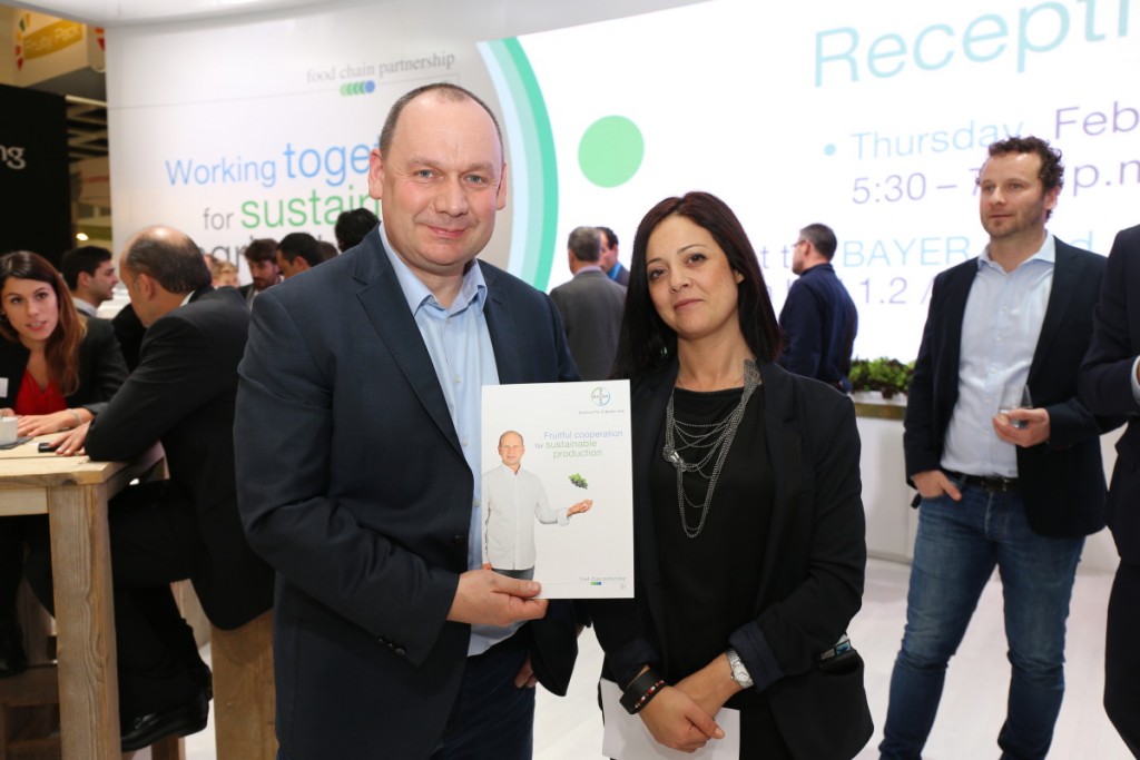 Mirosław Korzeniowski i Mehdia Mounir informowali o działaniach realizowanych przez firmę Bayer, która w ramach projektu Partnerstwo w łańcuchu dostaw promujących produkowane w Polsce owoce czarnej porzeczki przy współpracy z KSPCP