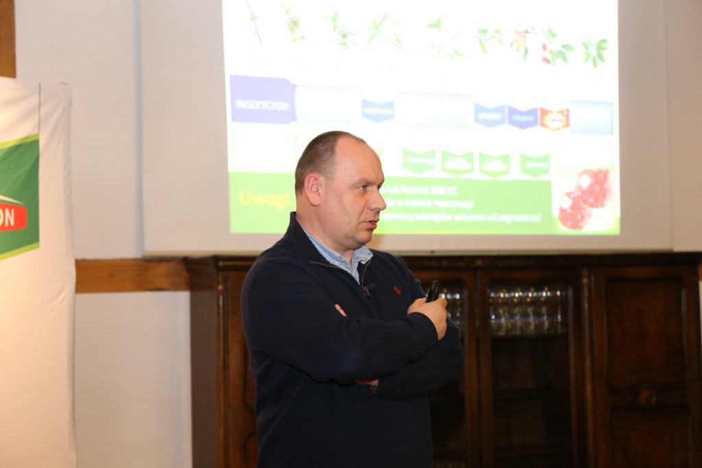 Dr Mirosław Korzeniowski z firmy Bayer mówił o projekcie Vademecum i jego roli w przygotowywaniu zaleceń dotyczących m.in. ochrony roślin jagodowych