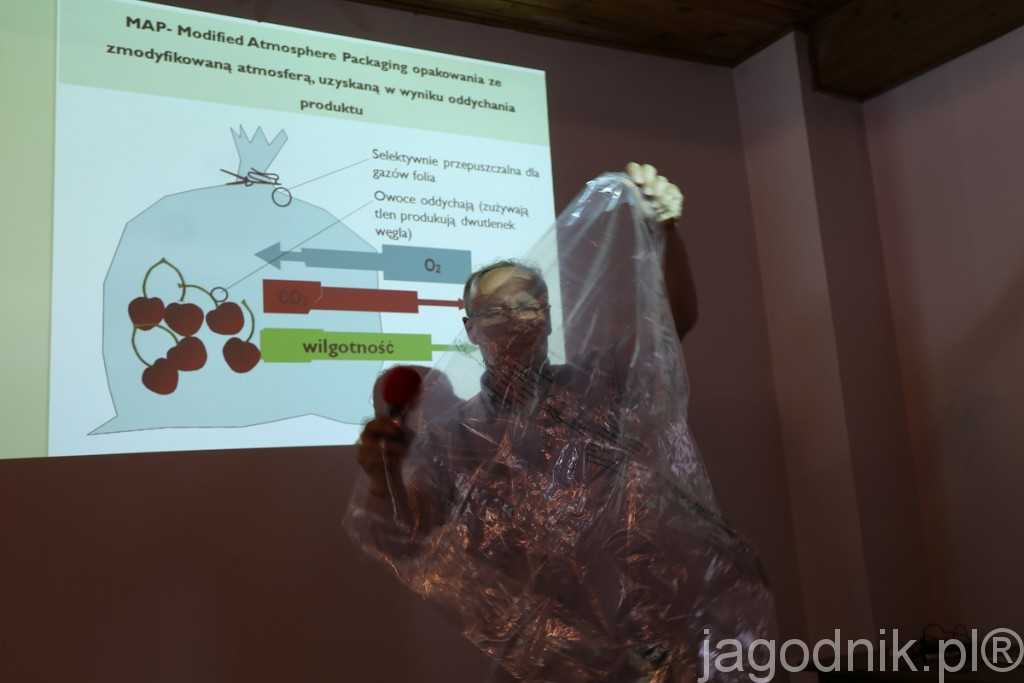 Dr hab. Jan Błaszczyk z UR w Krakowie, prezentuje worek Xtend