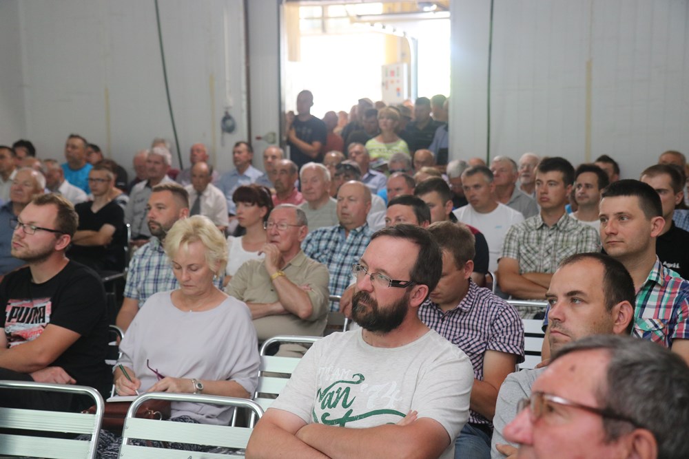 Sala wykładowa pękała w szfach